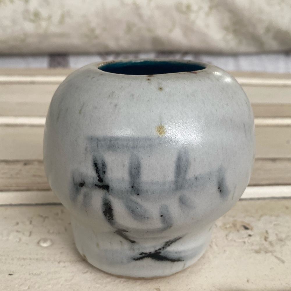 A very fine and quite heavy painted ink jar signed with initials TP.